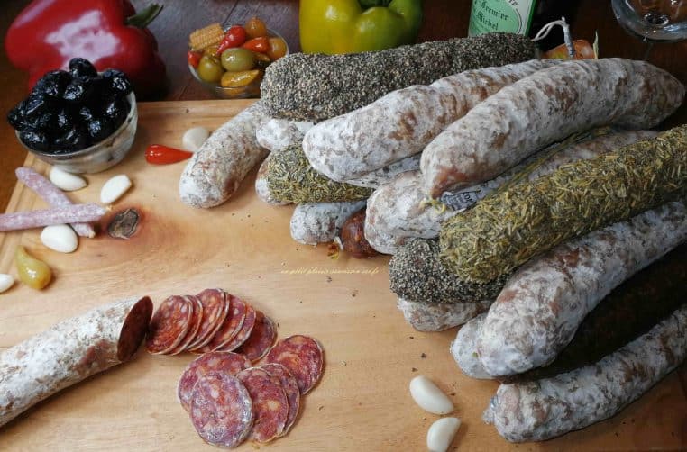 Image illustration attention aux faux saucissons et produit du terroir sur les marchés