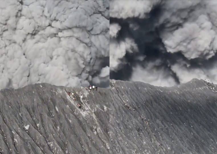 Image capture d'écran des touristes surpris par l'éruption d'un volcan