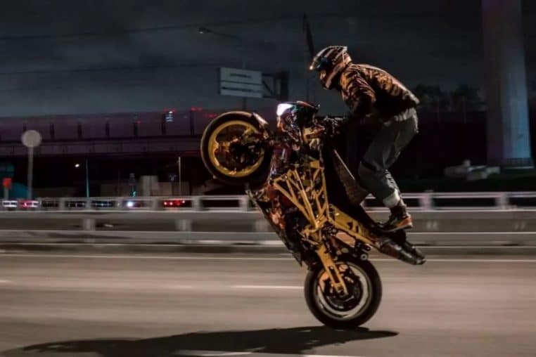 moto wheeling rodeo urbain