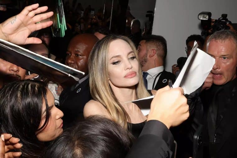 Angelina Jolie signe autographes