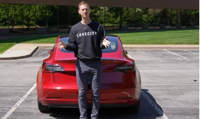 Tesla moins de depenses