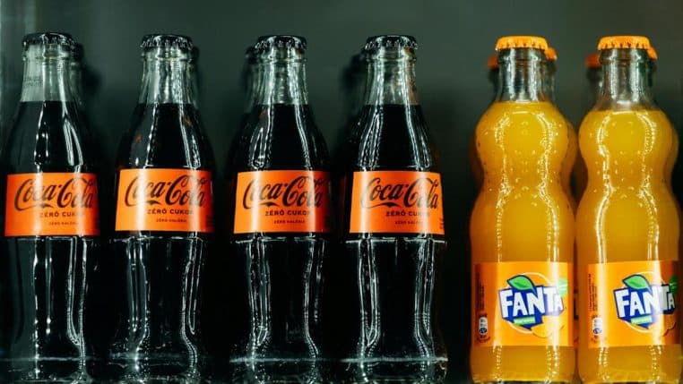 Coca-Cola France a procédé au rappel de plusieurs lots de canettes de Coca-Cola sans sucres et de Fanta sans sucres. Cette décision fait suite à une erreur d'étiquetage qui concerne des boissons distribuées à travers toute la France depuis août 2024. Le site officiel Rappel Conso a détaillé l’information ce jeudi, en précisant que la mention obligatoire "contient une source de phénylalanine" est absente des emballages. Cette substance, un acide aminé que certaines personnes doivent éviter, est présente dans les deux boissons rappelées. Les lots concernés incluent des canettes de Fanta saveur orange en édition limitée Halloween, ainsi que du Coca-Cola sans sucres et sans caféine, vendus principalement en pack de six canettes de 33cl. Ces produits ont été commercialisés dans des enseignes majeures telles que Carrefour, Auchan, Cora, Système U, et Leclerc. Les consommateurs ayant acheté ces produits sont invités à les retourner en magasin pour obtenir un remboursement. Le rappel concerne spécifiquement les lots 237DK31500 à 237DK32013 et 219DK30000 à 219DK30649 pour le Fanta, et 236DK31100 à 236DK31349 pour le Coca-Cola sans sucres. La procédure de retour est simple : les acheteurs peuvent contacter le service consommateur au numéro 09.69.39.29.00 pour toute information supplémentaire. Le rappel se terminera le 20 septembre 2024. Ce type de rappel est relativement fréquent lorsque des informations obligatoires sont omises sur les étiquettes, surtout lorsqu'elles concernent des substances potentiellement dangereuses pour certaines populations. Les consommateurs doivent donc rester vigilants face à ce type de situation pour éviter tout risque.