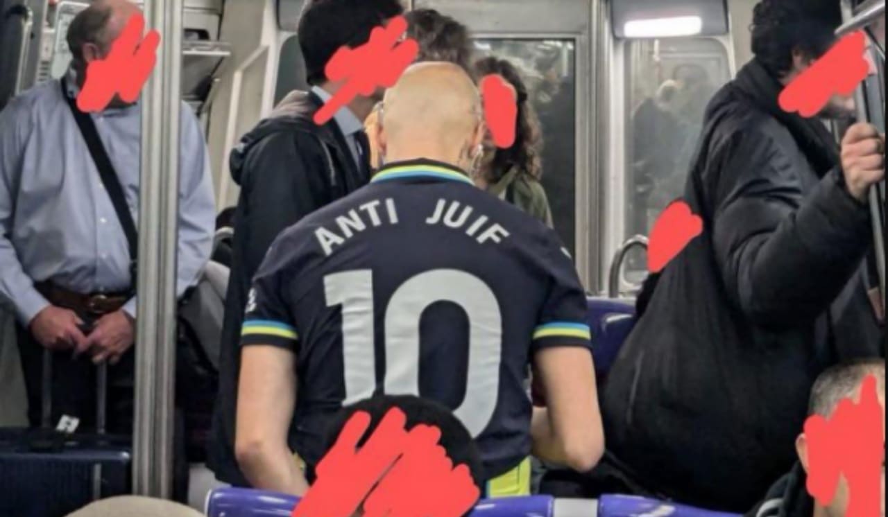 Homme avec un t-shirt "Anti Juif" métro parisien