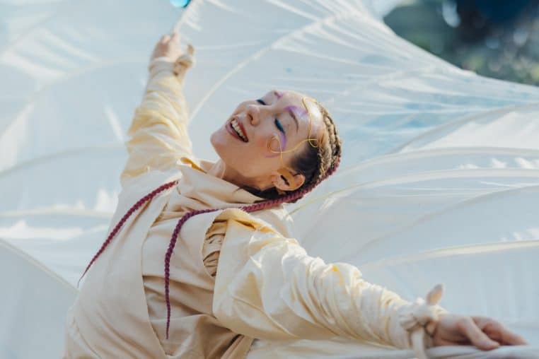 Papillon-éthéré-en-pleine-envolée-festival