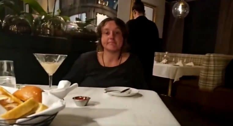 Streamer abandonne une sans-abri au restaurant