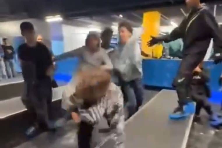 Une bagarre éclate dans une patinoire