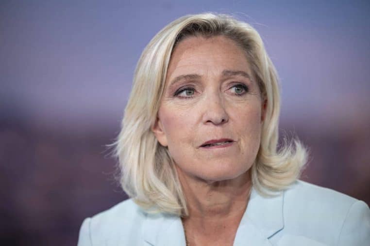 marine le pen porte plainte contre son pere