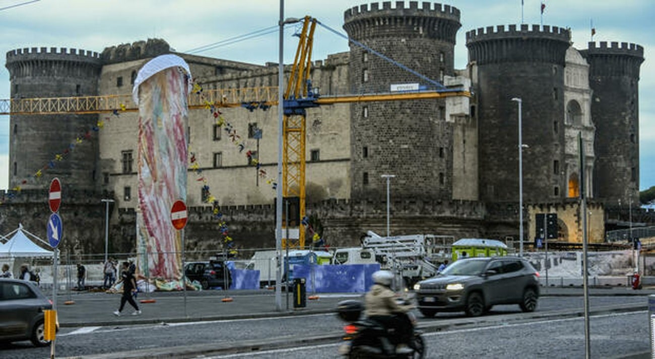 Phallus géant à Naples