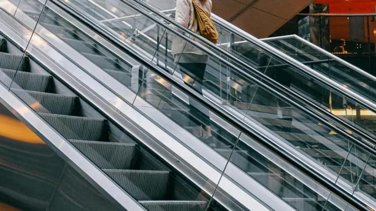 Enfant escalator