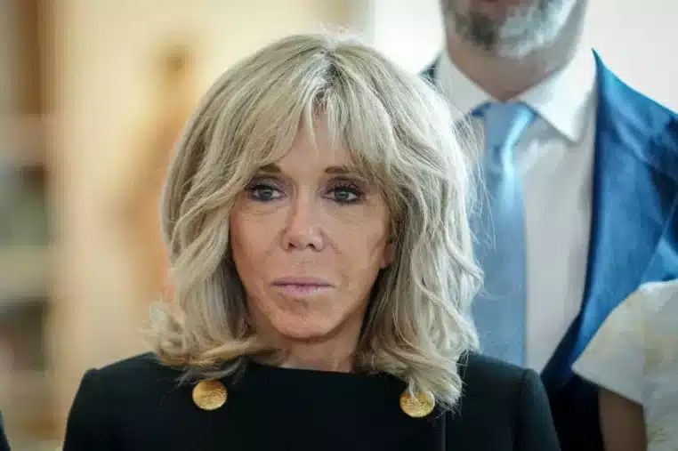 brigitte macron tenue robe blanche