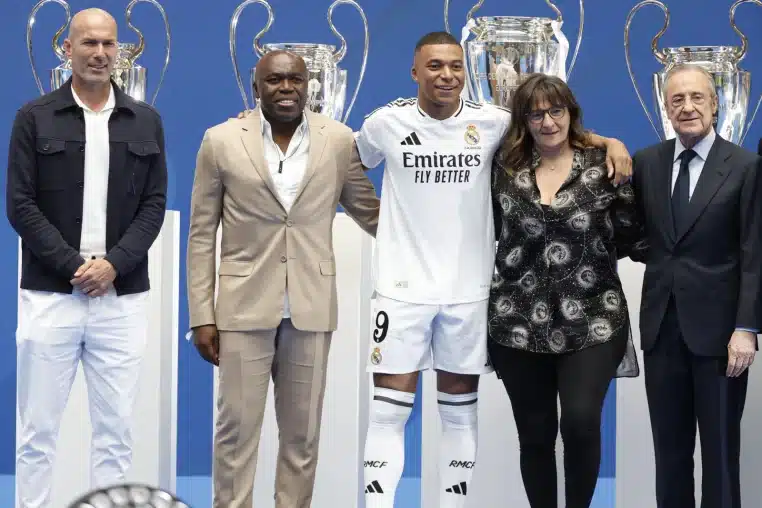 Image de Mbappe accompagné de ses parents