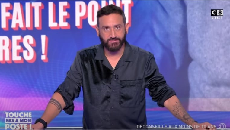 Depuis l'annonce de l'Arcom, l’avenir de "Touche Pas à Mon Poste" (TPMP) est sur toutes les lèvres. Cyril Hanouna a réagi en direct en septembre, soulignant que cette décision mettait 400 personnes en péril et a lancé une pétition qui a déjà récolté plus de 600 000 signatures. Ce mercredi, le journaliste Clément Garin a apporté un peu d’espoir pour les fans de TPMP : il a révélé sur X (anciennement Twitter) que la chaîne CStar pourrait bientôt accueillir l’émission. "CStar va déposer un recours auprès de l’Arcom pour modifier son cahier des charges, qui l’oblige actuellement à diffuser de la musique 51% du temps," explique Garin. L’objectif serait donc d’autoriser TPMP sur le canal 8 dès mars prochain. Le projet serait de tester l'émission jusqu’en juin et, si les audiences suivent, une nouvelle saison pourrait être lancée.Cyril Hanouna a aussi voulu rassurer les téléspectateurs en précisant que l'émission serait de retour après les fêtes, dès le 6 janvier 2025. En parallèle, les recours continuent pour maintenir C8, mais si cela échoue, Hanouna a confirmé que TPMP pourrait être transféré sur une autre chaîne du groupe Canal+. "J’avais rendez-vous avec Canal+ ce matin, je peux vous dire qu’on avance bien," a-t-il lancé. "On sera dans le groupe en mars quoi qu’il arrive, que ce soit sur C8 ou ailleurs. Si le recours passe, on reste sur C8 ; sinon, TPMP sera diffusé sur une autre chaîne Canal+." Quant aux rumeurs de tensions avec le groupe, Gérald Brice Viret, directeur général de Canal+ France, les a démenties : "On est à fond avec Cyril, et on a envie de continuer à bosser ensemble. Pas de désaccord ni de divorce."