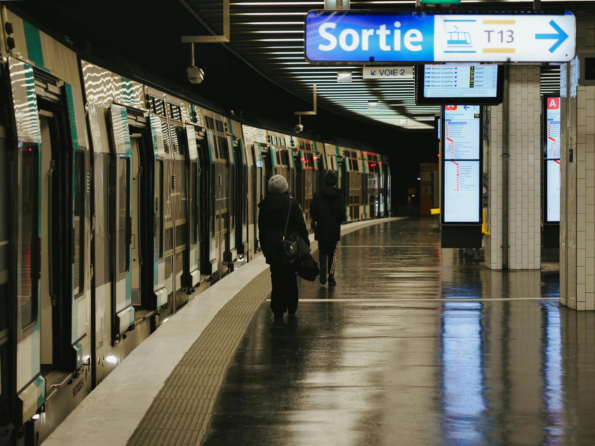 Un homme poussé sur les rails du RER