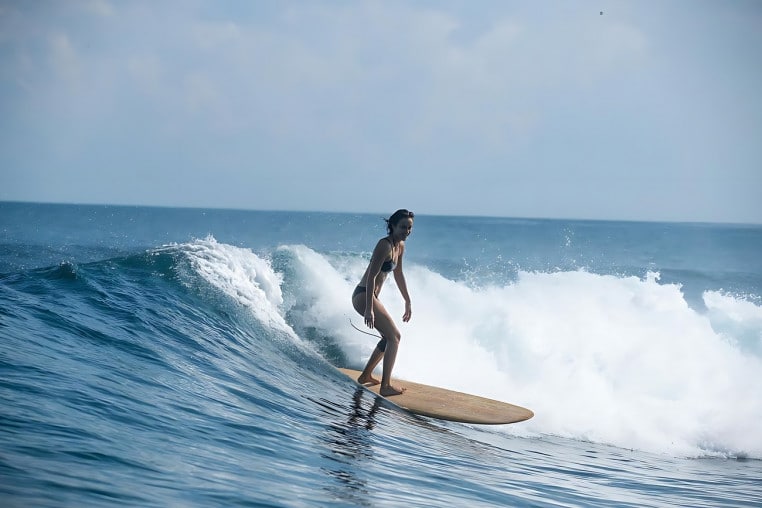 Une chanteuse et surfeuse entre la vie et la mort