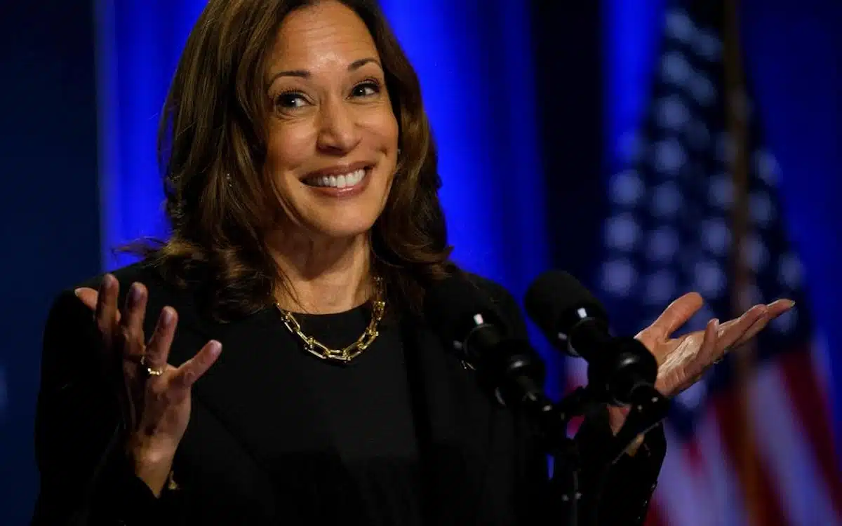 kamala harris fait semblant telephone electeur - copie