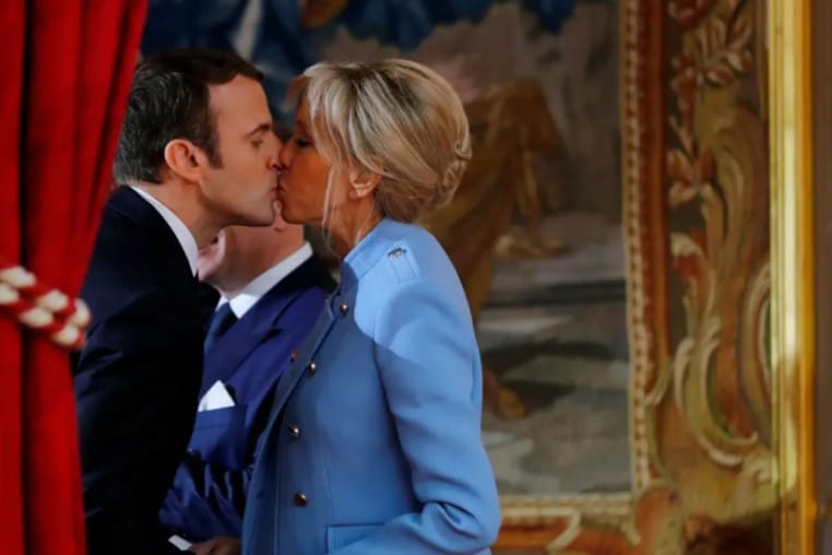 macron embrasse sa femme @Philippe Wojazer