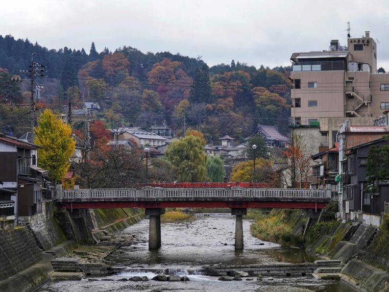 Trois hommes chutent d'un pont