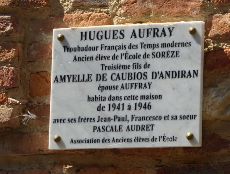 Hugues Aufray, dévasté par la mort de deux proches, il se confie