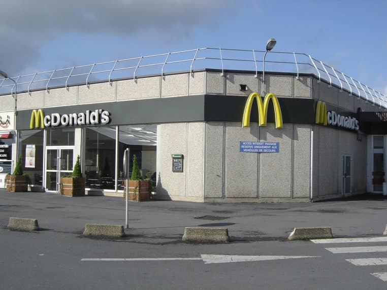 Femme allaite McDonald's