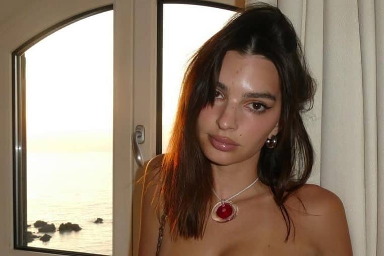 Emily Ratajkowski enflamme la Toile