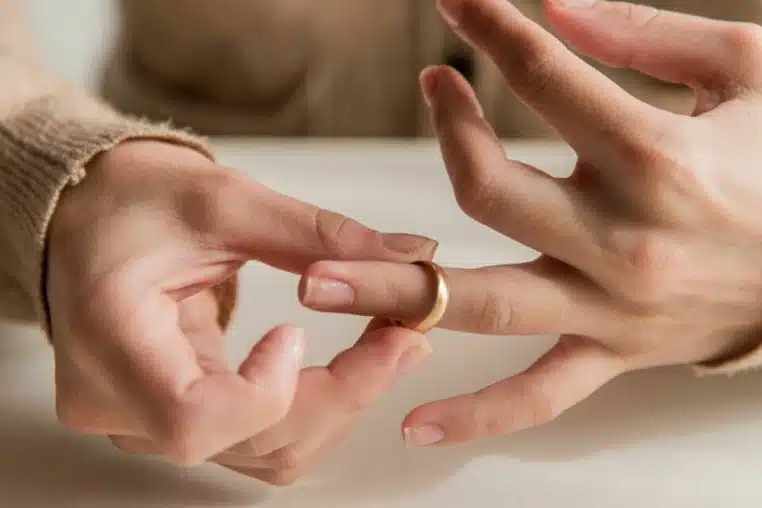 Femme enleve bague mariage