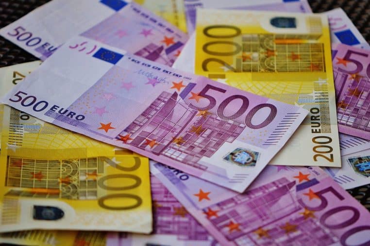 Allocataire de la CAF, une femme dépense tout son héritage de 100.000 euros en quelques mois