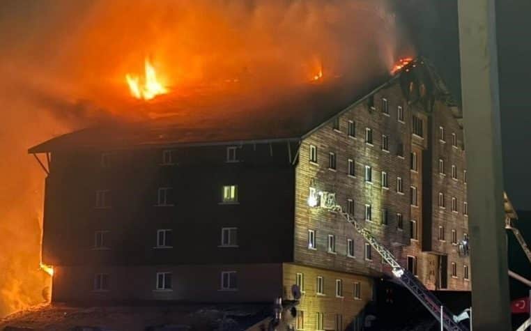 Un incendie se déclare dans une station de ski turque