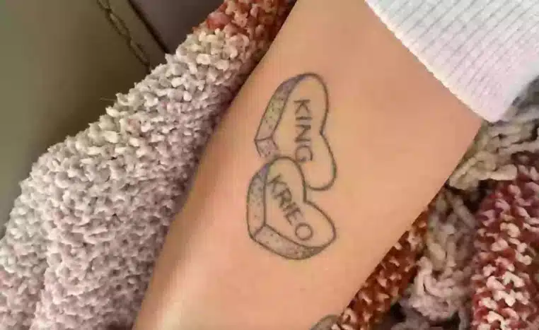 Femme chiens tatouages