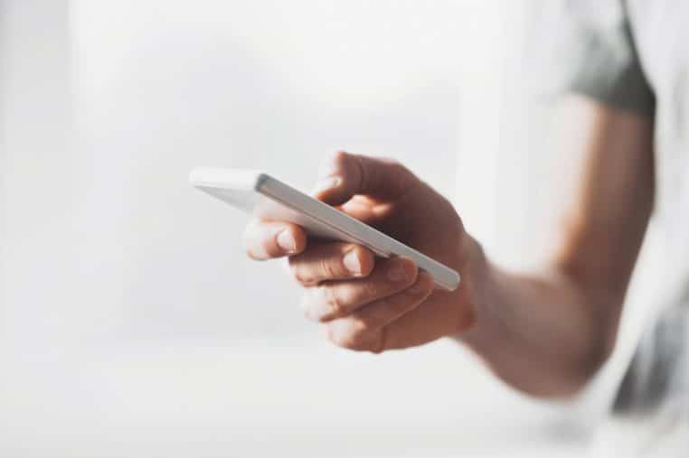 Homme mensonge telephone