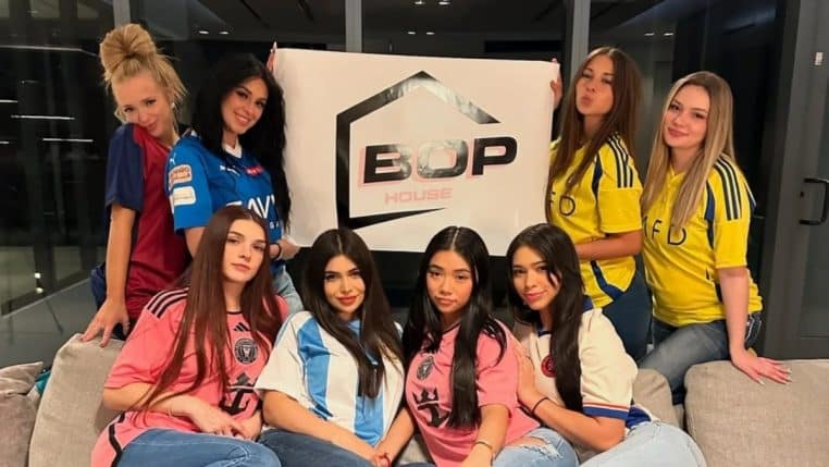 Mannequins bop house