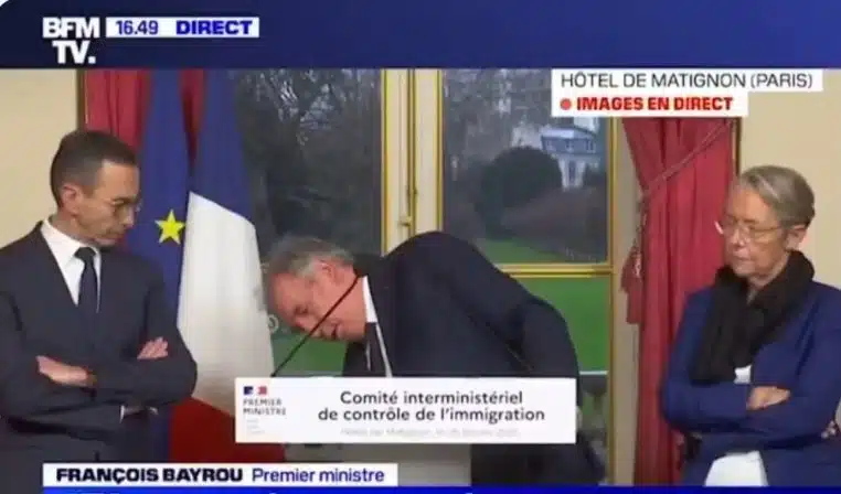 François Bayrou à la recherche d'un verre d'eau