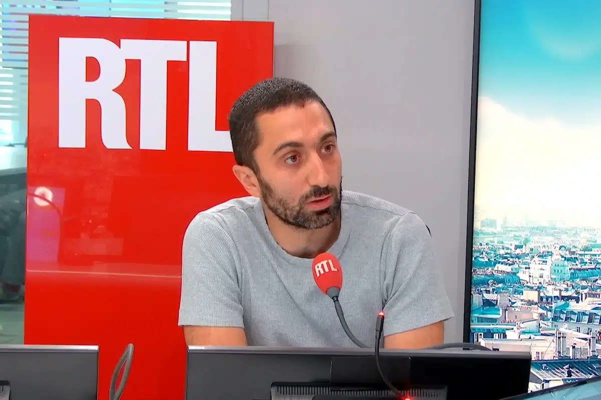 jimmy mohamed manger avec les mains plus hygiéniquess