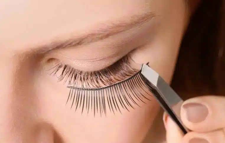 Faux cils dangers