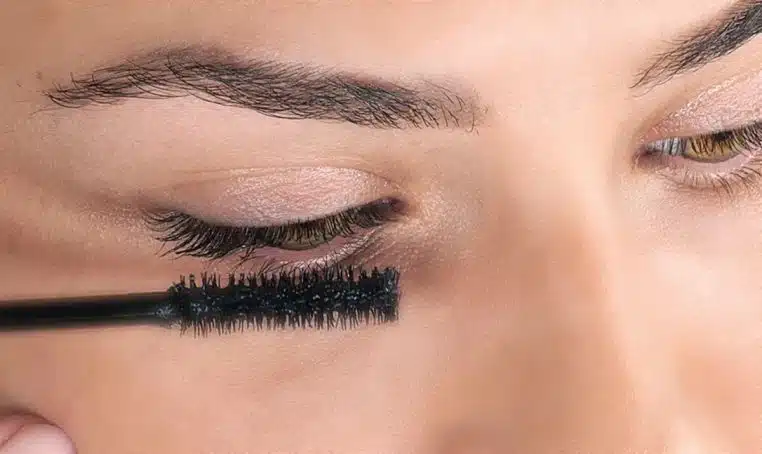 Faux cils pose