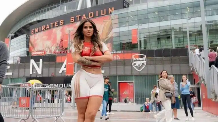 Femme arabella mia football