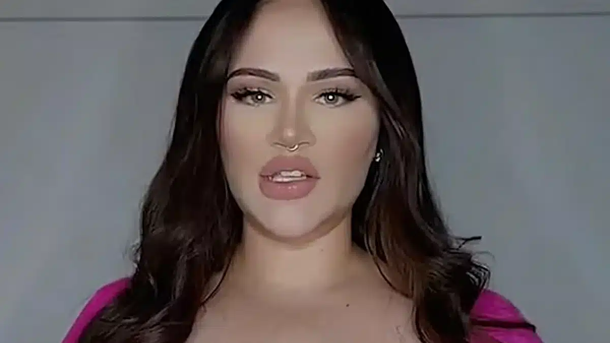 Femme-seins-gigantesques