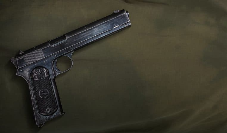 Un homme blessé par son chien avec une arme à feu