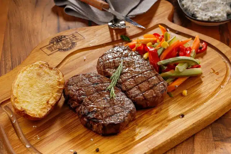 Le liquide rouge présent dans les barquettes de viande n'est pas du sang... voici de quoi il s'agit