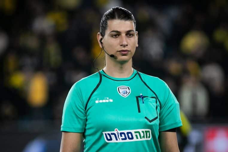 Première arbitre transgenre supervise match international