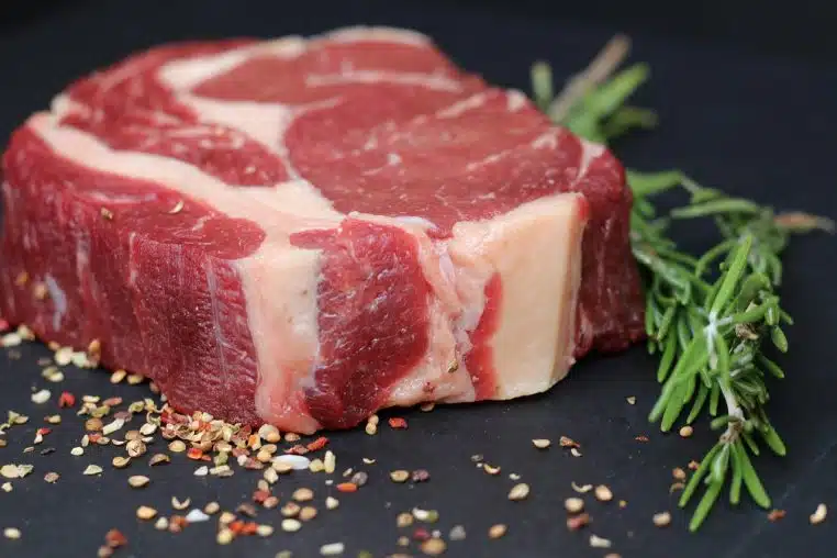 Le liquide rouge présent dans les barquettes de viande n'est pas du sang... voici de quoi il s'agit