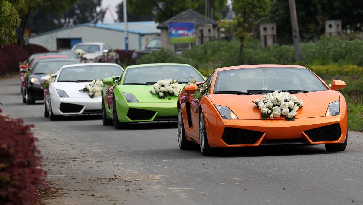 Adolescent cortege voitures sport