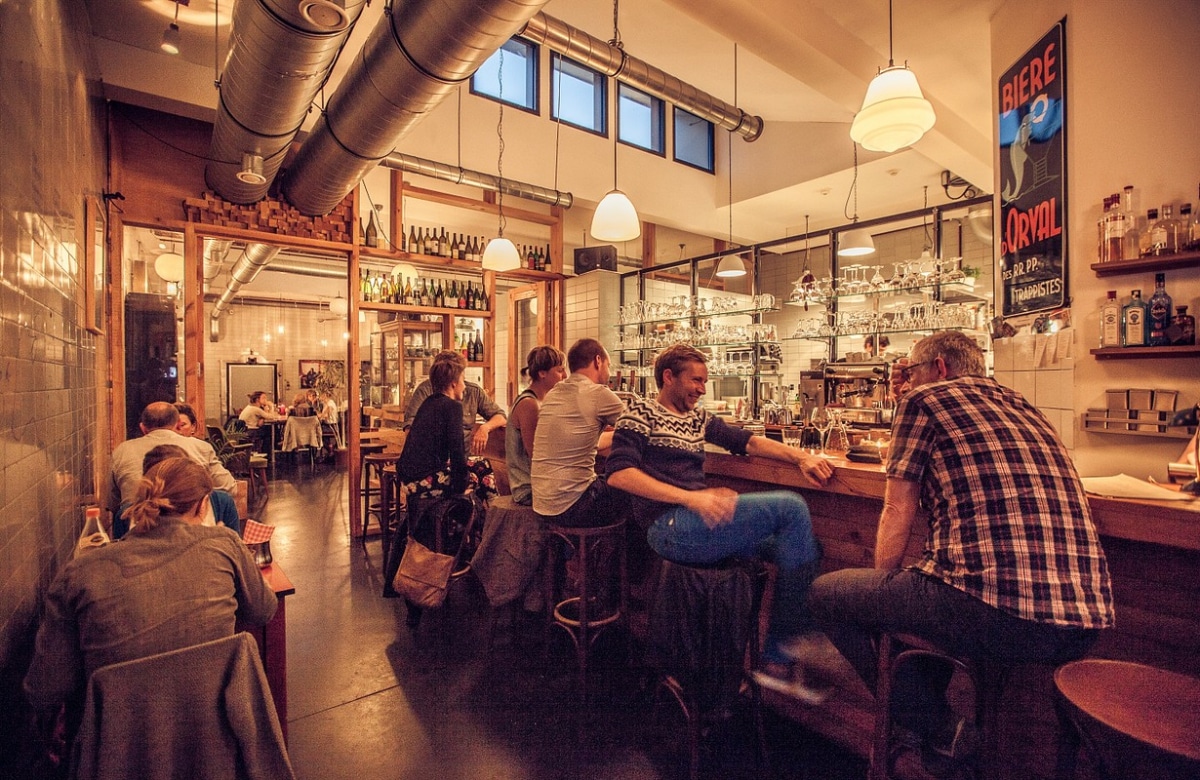 Homme accident bar