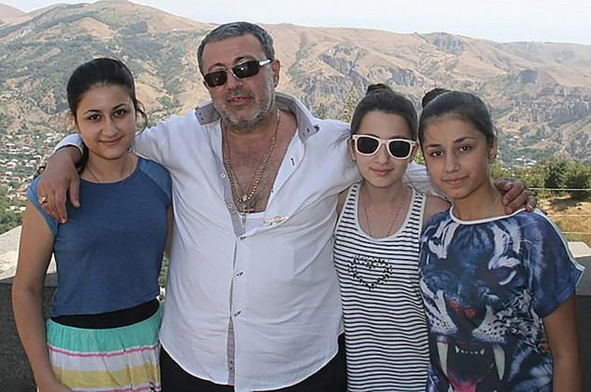 Pere trois filles