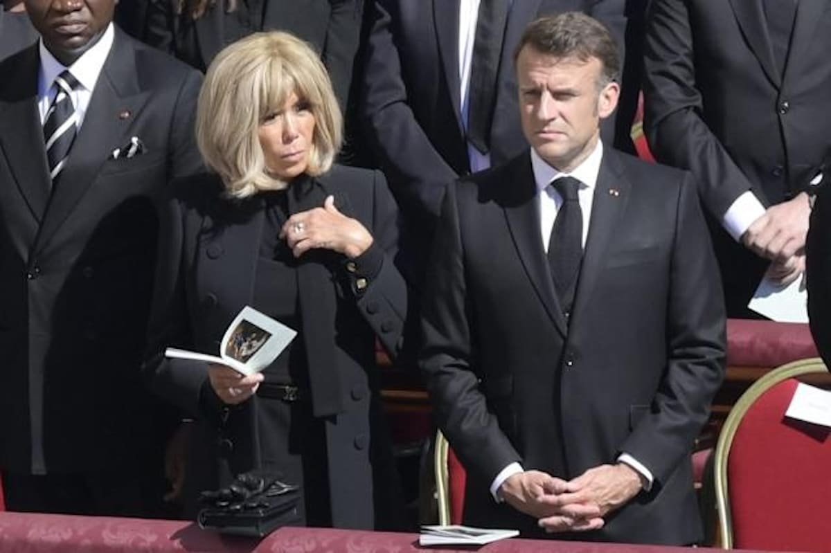 brigitte macron tenue obseques pape polemique