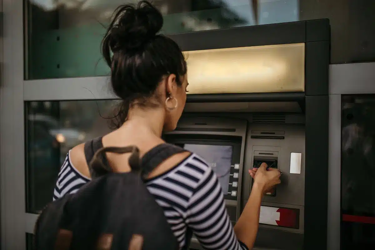 distributeur automatique billets @canva