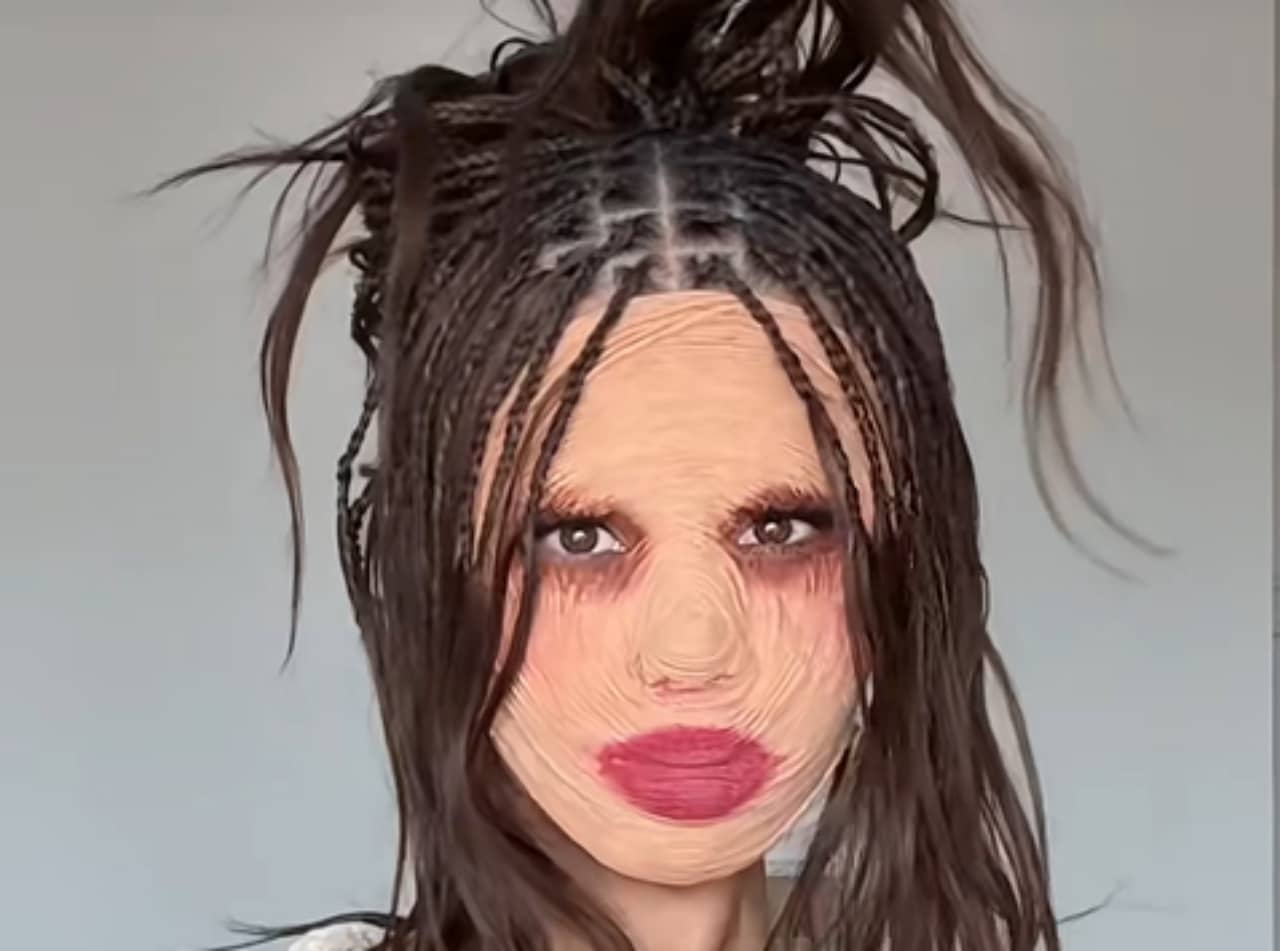 Influenceuse maquillage en fil