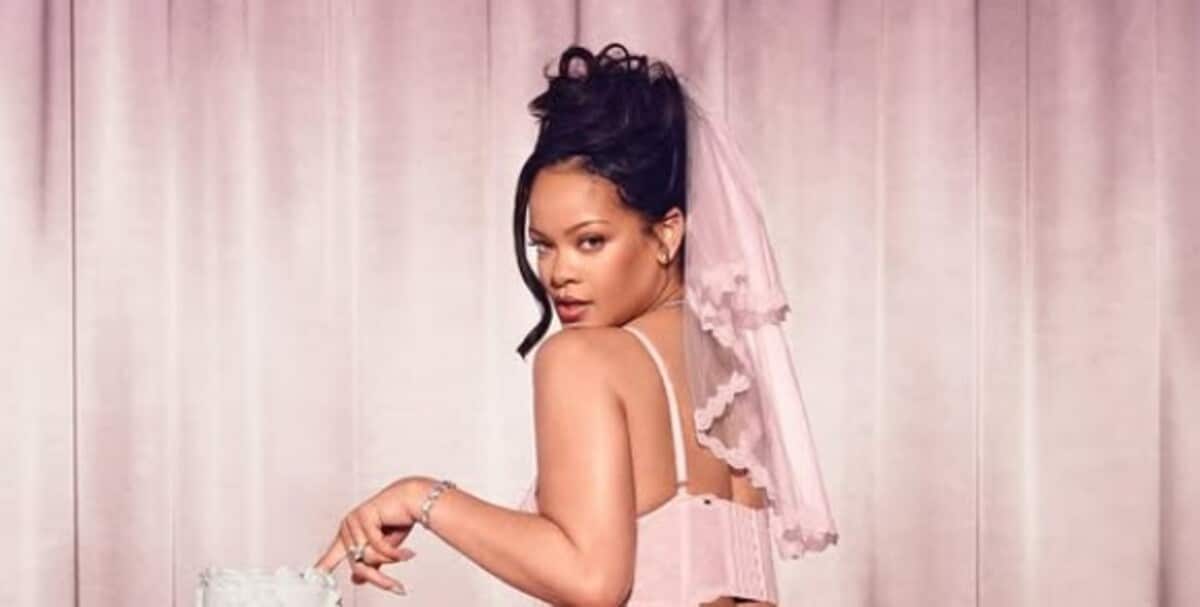 Rihanna en dentelle rose et porte-jarretelles : ces nouvelles photos qui embrasent la Toile