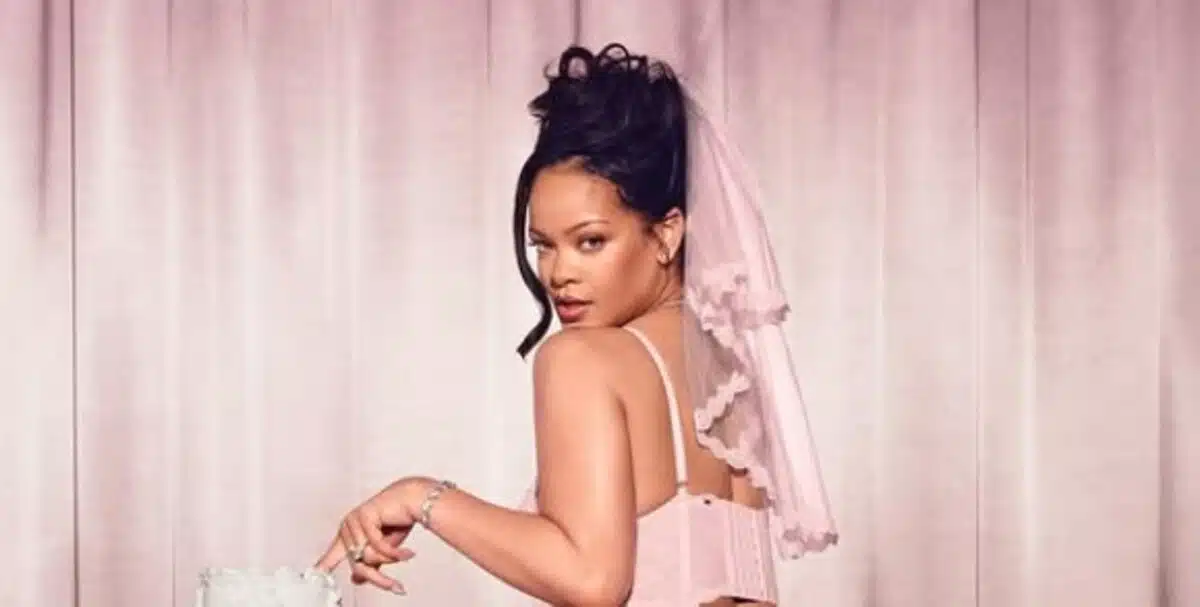Rihanna en dentelle rose et porte-jarretelles : ces nouvelles photos qui embrasent la Toile